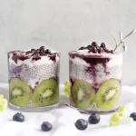 Receita de pudim de chia com frutas e leite para o café da manhã