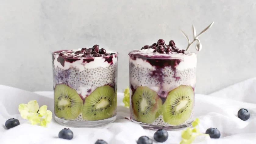 Receita de pudim de chia com frutas e leite para o café da manhã