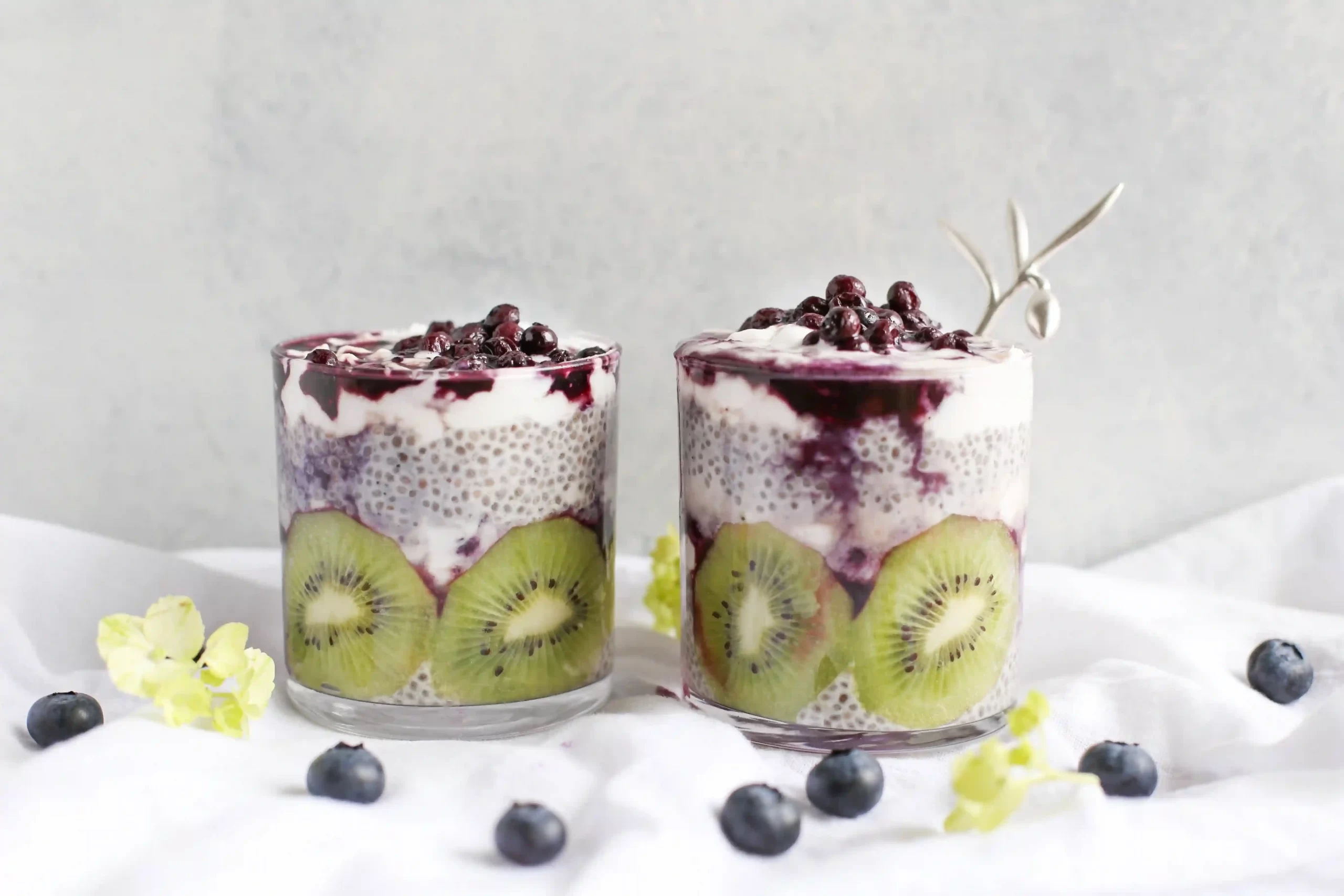 Receita de pudim de chia com frutas e leite para o café da manhã