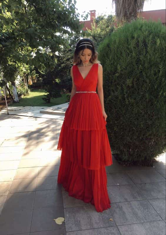 Vestido vermelho em camadas como proposta de look para casamento em chácara à tarde