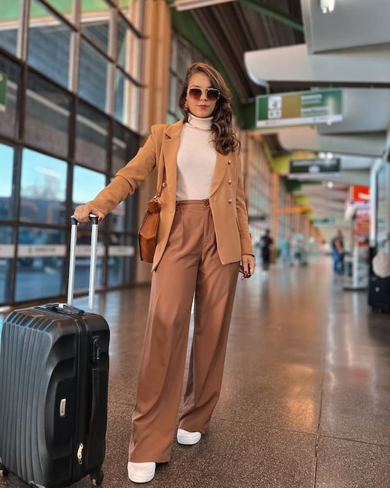aerolook feminino com blazer e calça pantalona bege