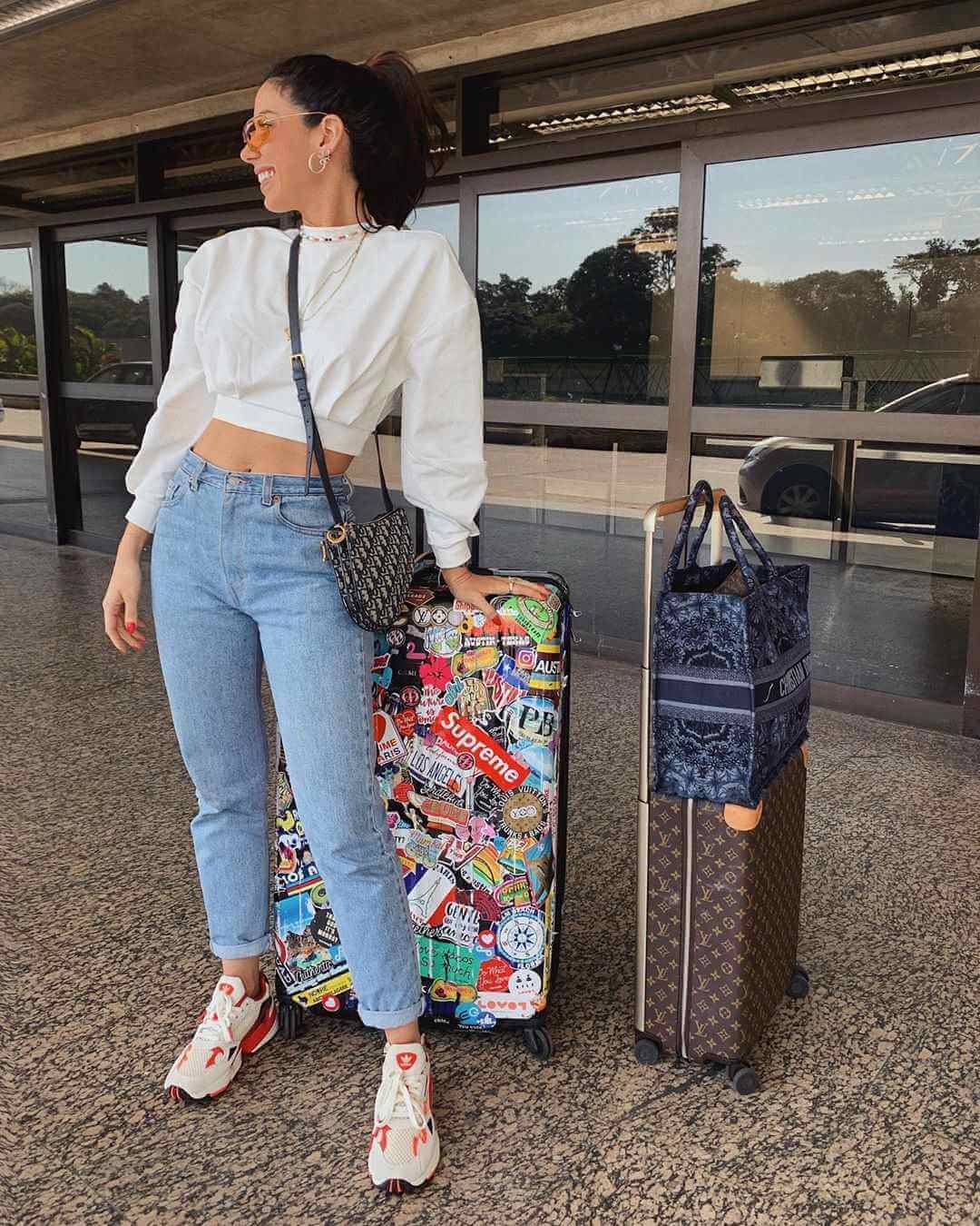 ideia de look para aeroporto com cropped manga longa e calça jeans