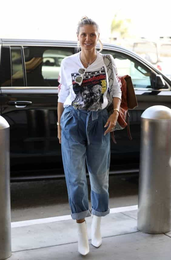 look street style com jeans e camiseta estampada