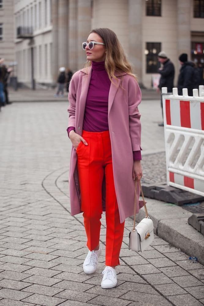 look feminino colorido com casaco rosa antigo e calça laranja