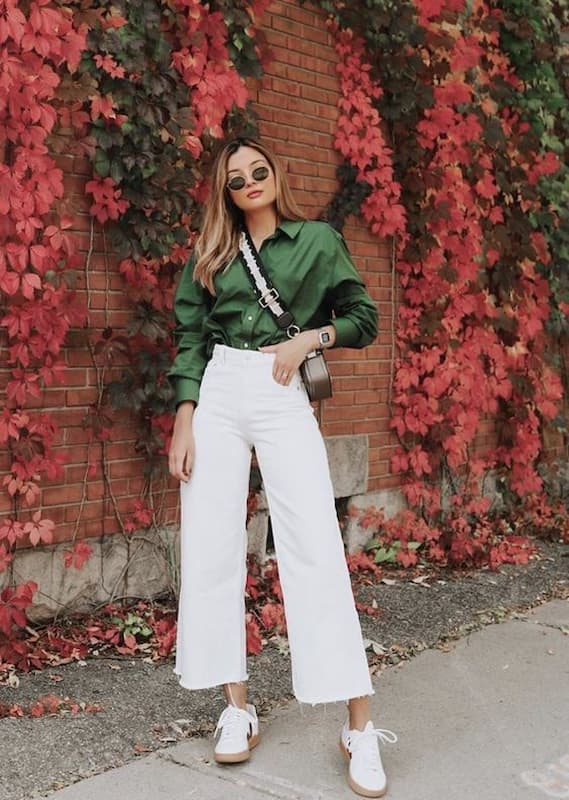 Look de trabalho com calça branca e camisa de seda verde 