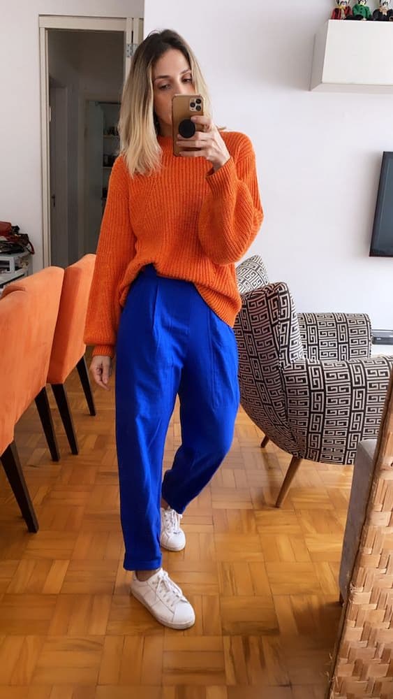 look feminino com calça azul e blusa laranja 