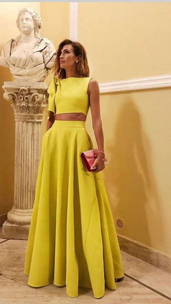 look para casamento a tarde com conjunto de saia e cropped amarelo