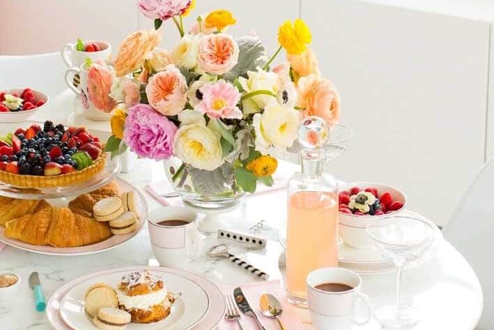 decoração clean para mesa de café da manhã com vaso de flores coloridas