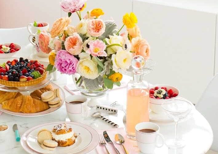 decoração clean para mesa de café da manhã com vaso de flores coloridas