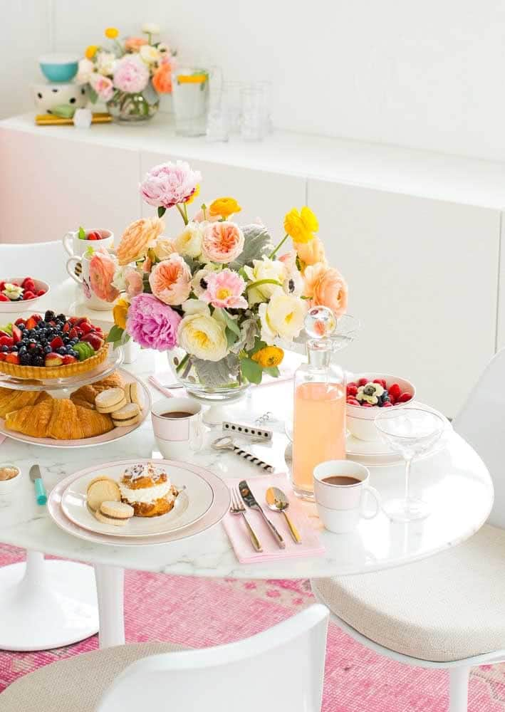 decoração clean para mesa de café da manhã com vaso de flores coloridas