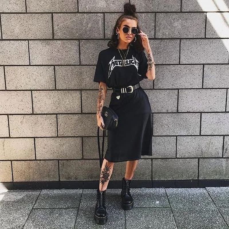 look todo preto feminino com saia midi e camiseta de banda