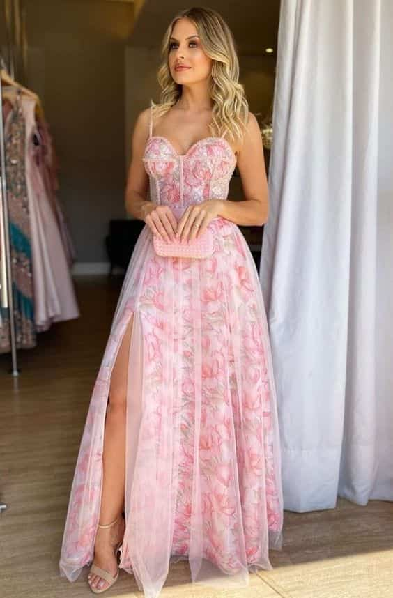 vestido estampado e com fenda como look para casamento a tarde convidado