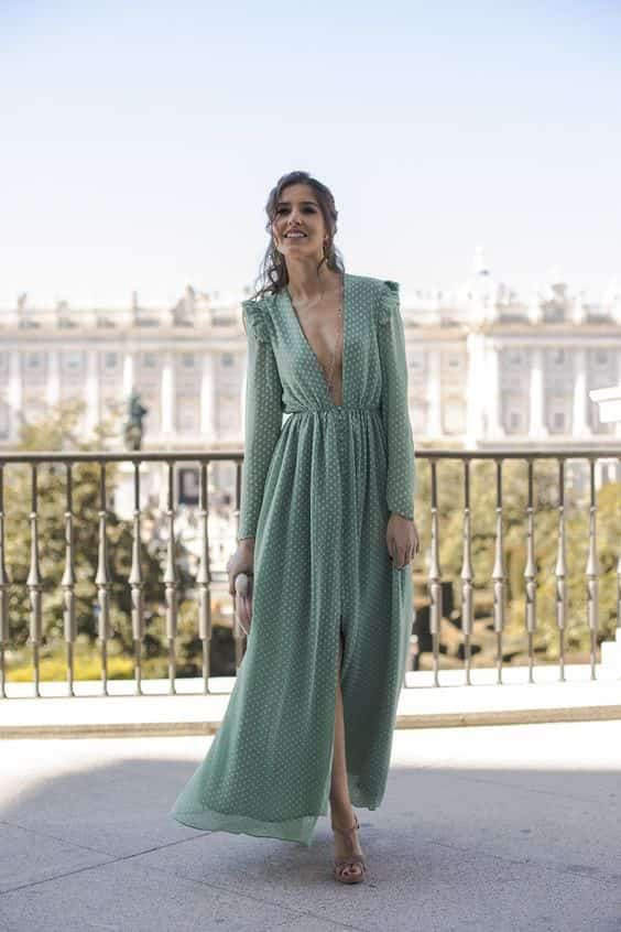 ideia de look para casamento a tarde com vestido longo fluído 