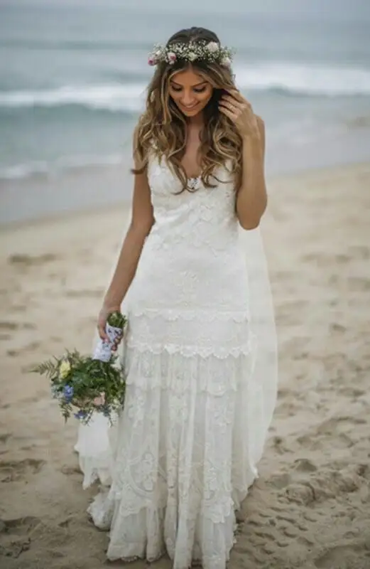 Modelo de vestido de noiva simples praia com coroa de flores