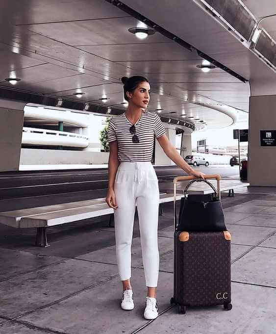 inspiração de aerolook com tênis camiseta listrada e calça branca