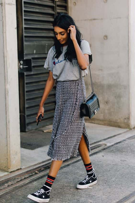 look street style feminino com camiseta cinza e saia midi