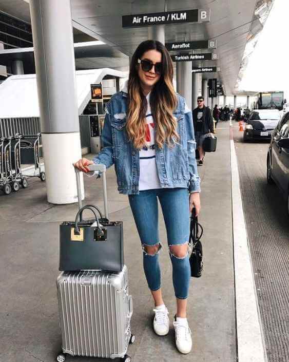 Inspiração de aerolook feminino todo jeans com tênis branco