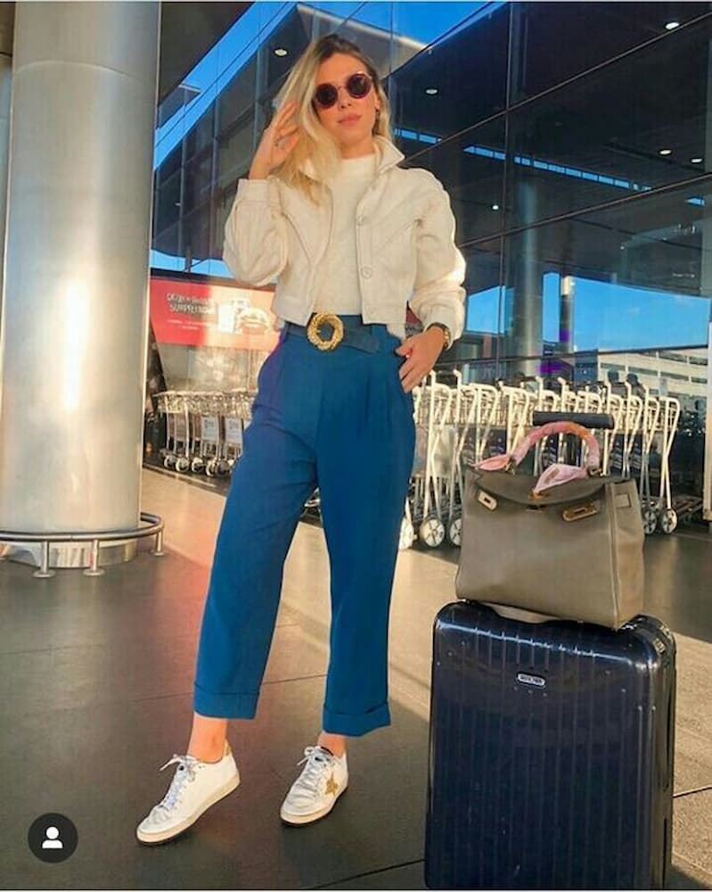 look para aeroporto feminino com calça azul e jaqueta cropped 