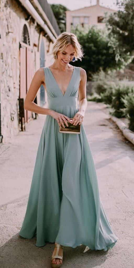 look para casamento a tarde ao ar livre com vestido longo em verde claro