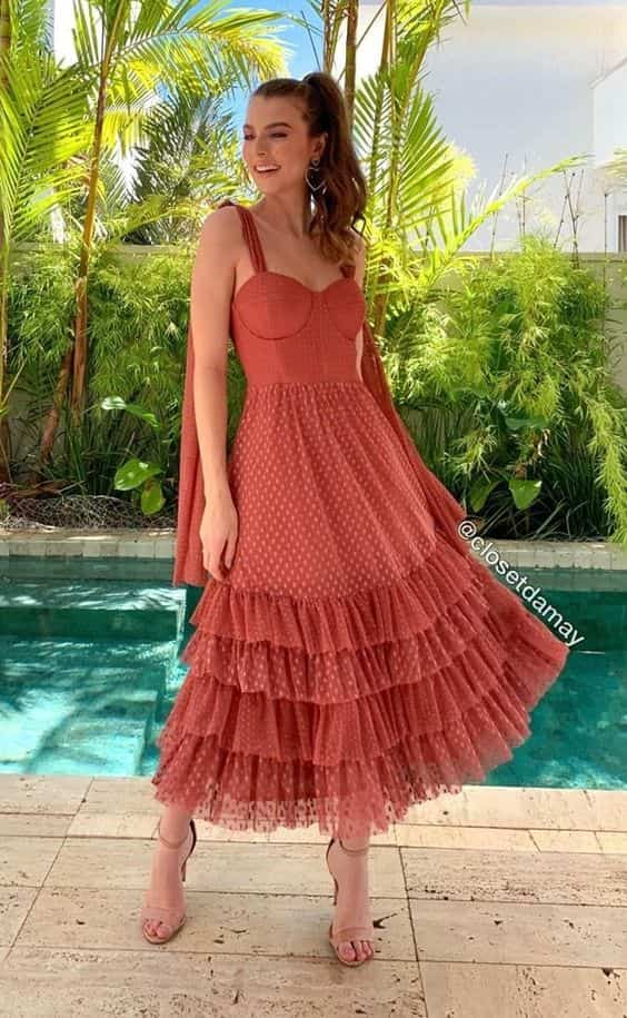 look para casamento a tarde com vestido midi coral de babados