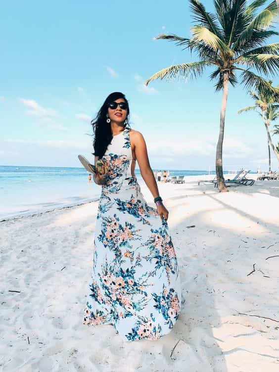 vestido floral como look para casamento a tarde na praia