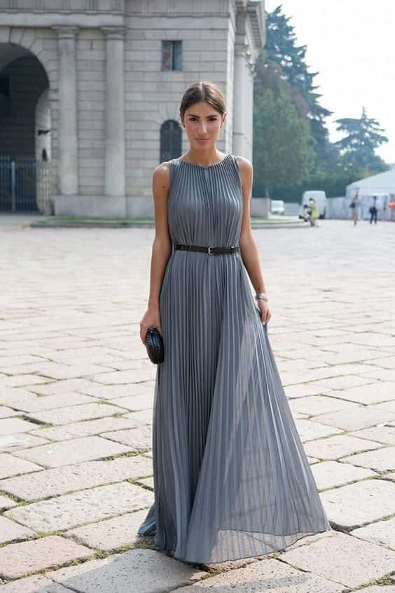 vestido cinza plissado para look para casamento a tarde ao ar livre