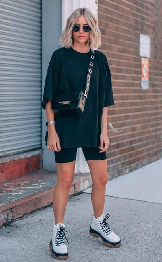 Ideia de look street style básico com shorts biker e camiseta preta