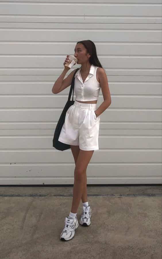 Look todo branco com bermuda de alfaiataria para street style feminino