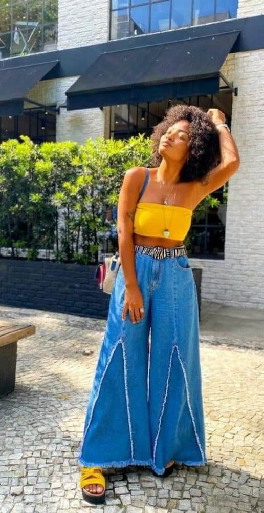 Look de verão com calça pantalona jeans e top amarelo