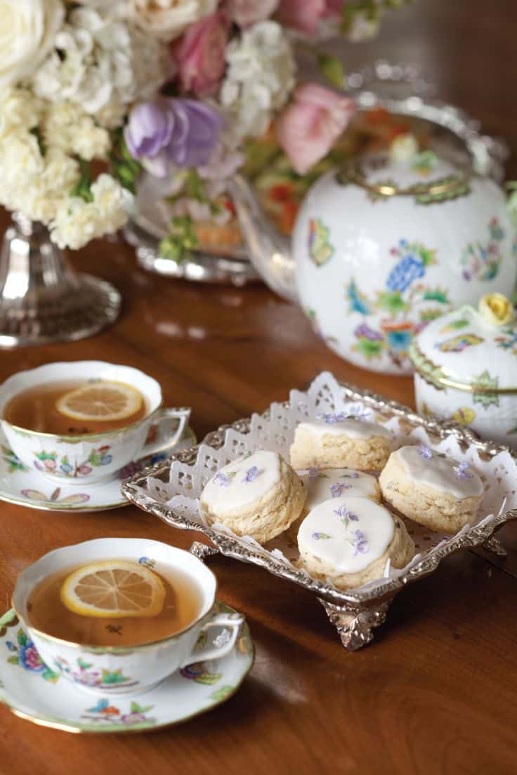 decoração de mesa de café da manhã com louças clássicas