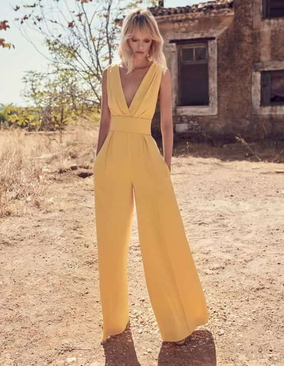 macacão amarelo como look para casamento em chácara a tarde