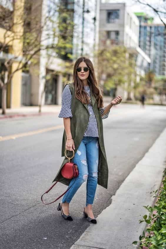 moda gestante com jeans e colete longo