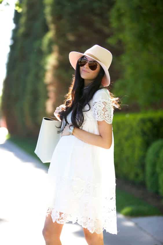 moda gestante verão com vestido branco curto