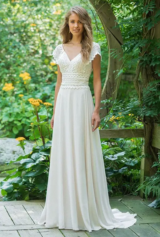 Vestido simples de noiva longo com detalhe em renda