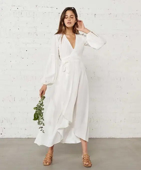 Modelo de vestido de noiva simples midi para casamento no civil