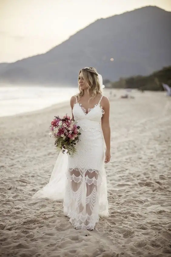 Modelo de vestido simples de noiva para casamento na praia