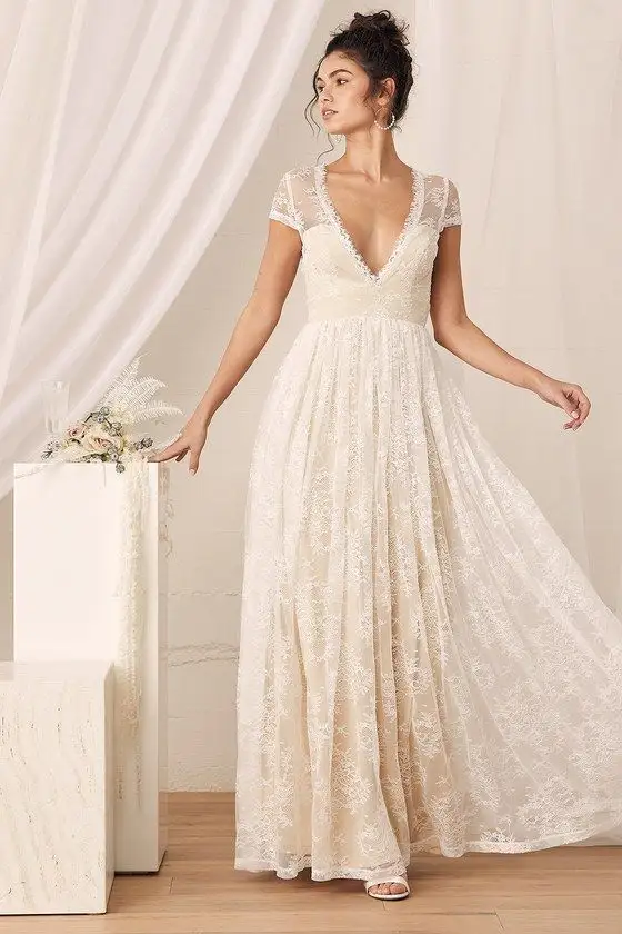 Renda delicada para vestido de noiva simples longo em bege claro