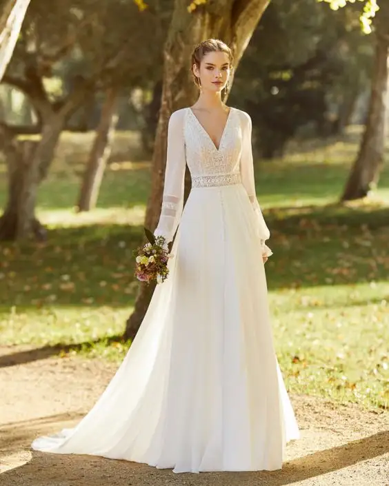 Lindo vestido de noiva simples e elegante com detalhe em renda na cintura e mangas