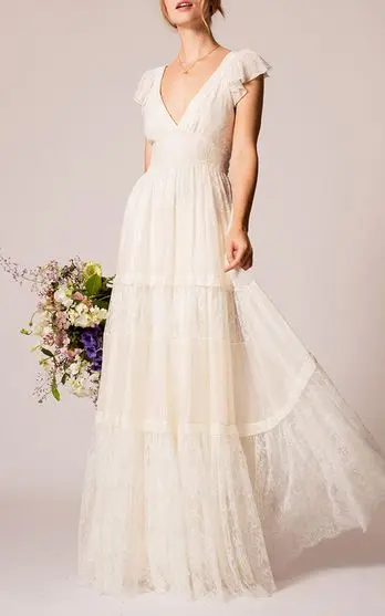 Modelo de vestido de noiva simples e romântico com tule