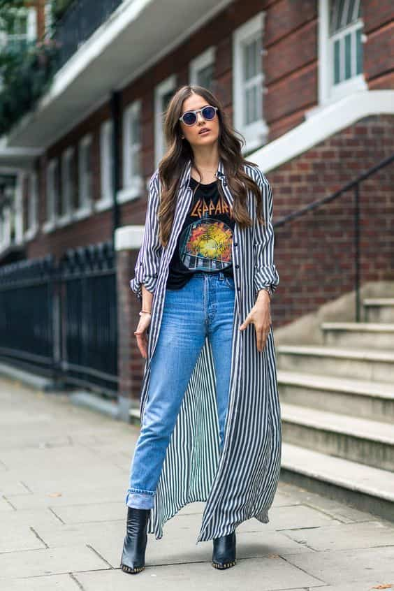 street style feminino com calça jeans e camisa alongada e listrada