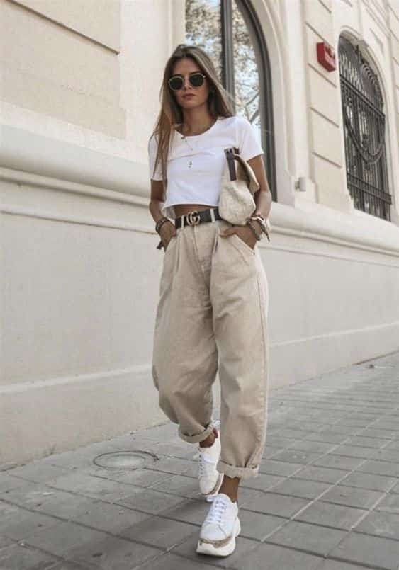 look street styel com calça slouchy e cropped branco