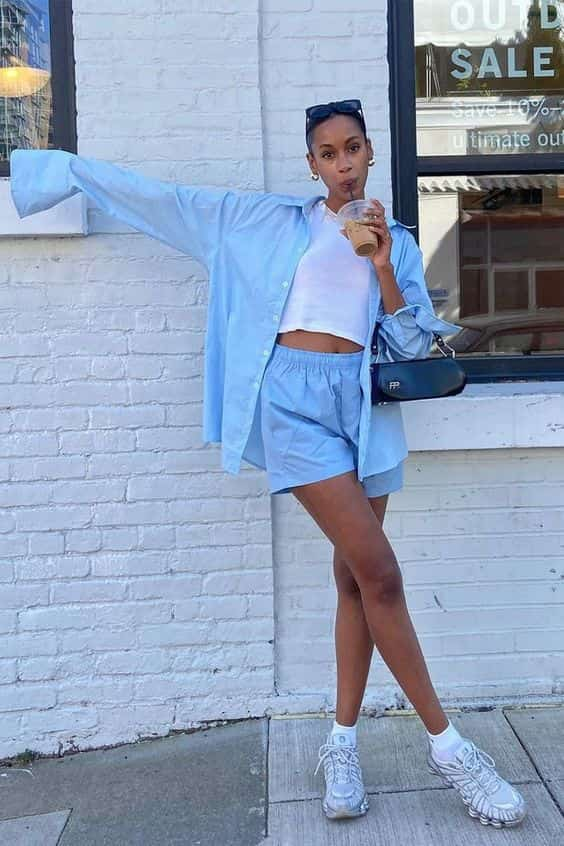 ideia de look estilo urbano com camisa aberta e shorts azul