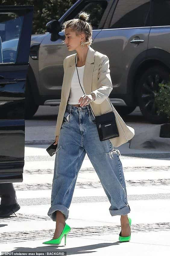 street style feminino com blazer bege e scarpin verde