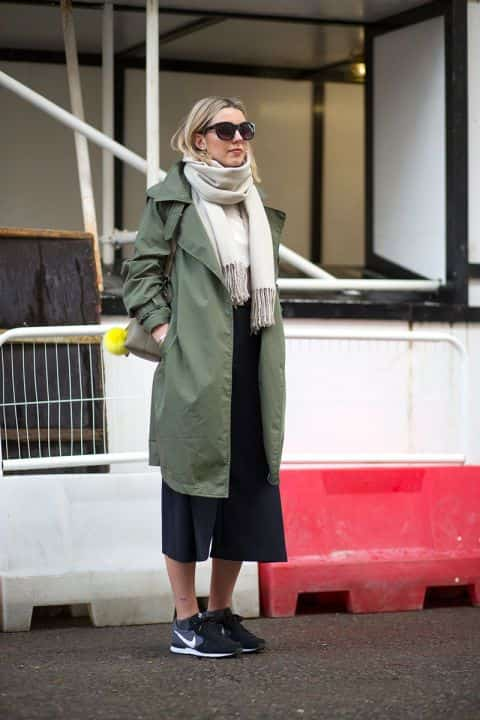 ideia de look street style para dias de inverno com sobretudo e cachecol