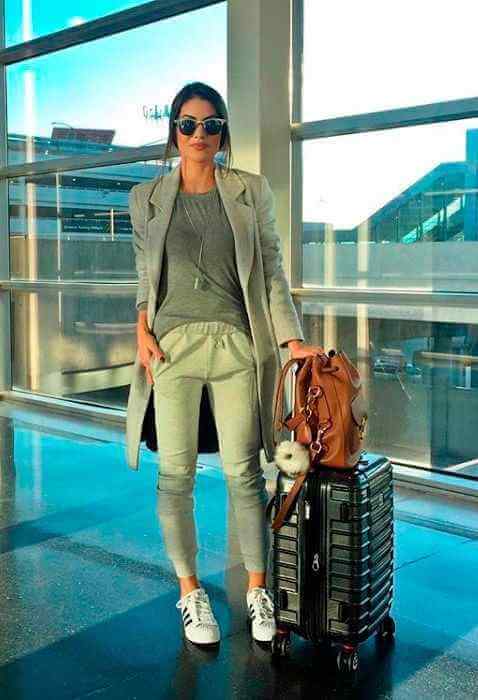 Inspiração de aerolook feminino todo cinza com tênis branco e blazer 