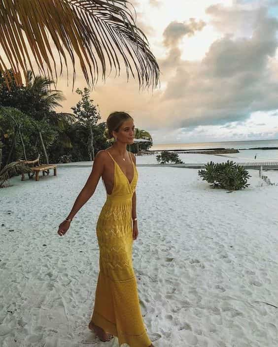 look para casamento a tarde na praia com vestido de tricô amarelo