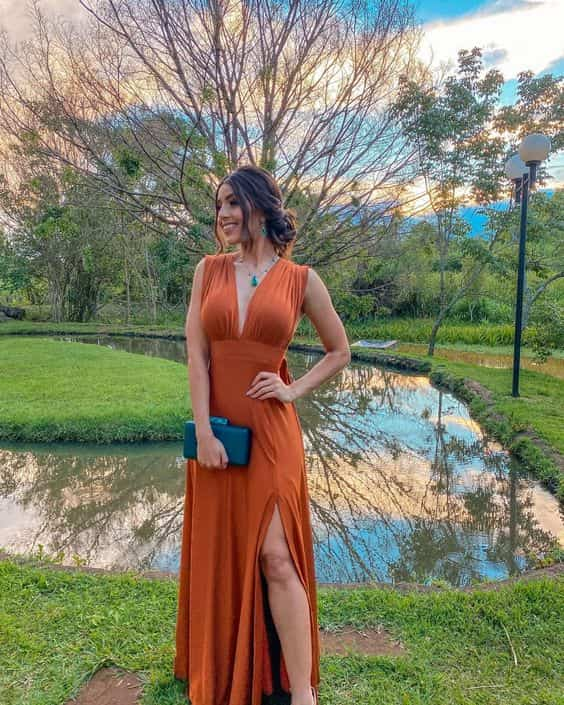 Look para casamento a tarde ao ar livre com vestido terracota com fenda