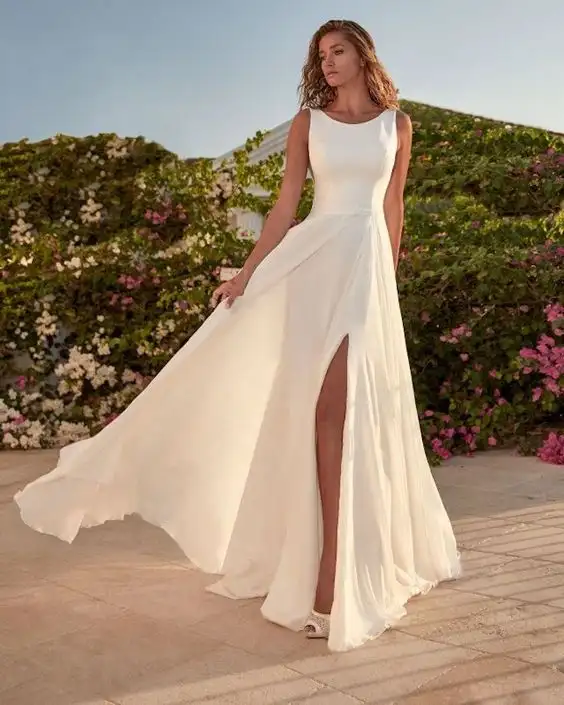 Vestido de noiva simples e elegante com fenda 