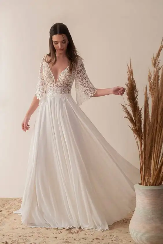 Vestido simples de noiva com saia longa e top de renda