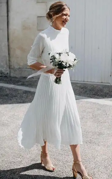 Modelo de vestido de noiva simples para casamento no civil com saia plissada